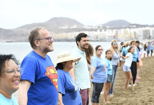 Cientos de personas se unen a lo largo de la orilla de la playa