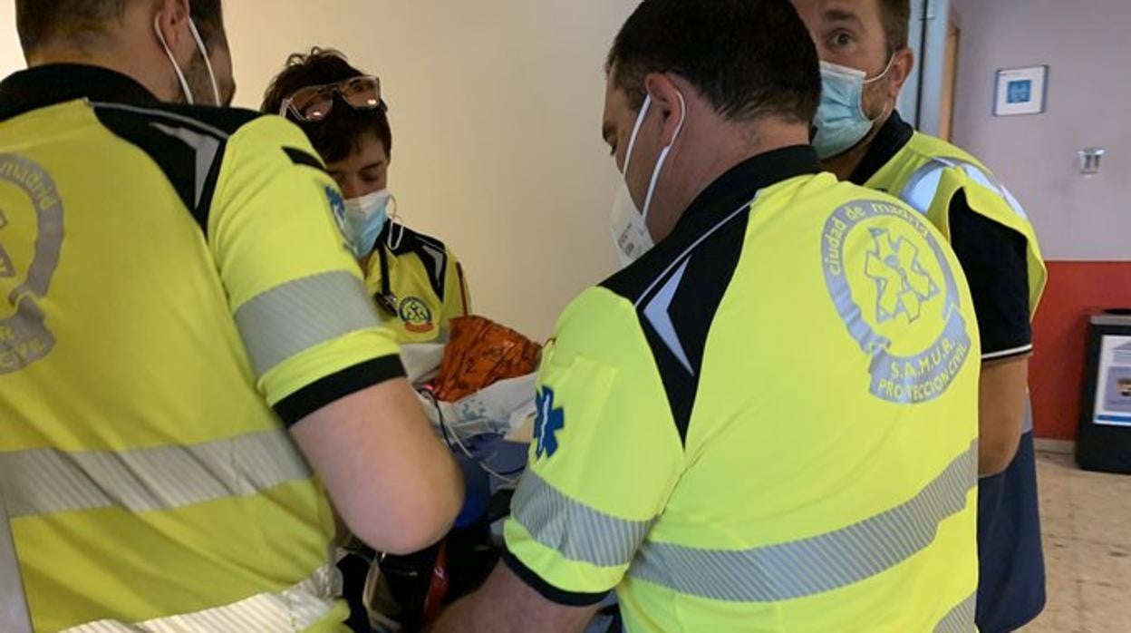 Sanitarios de Samur-Protección Civil examinan al recién nacido