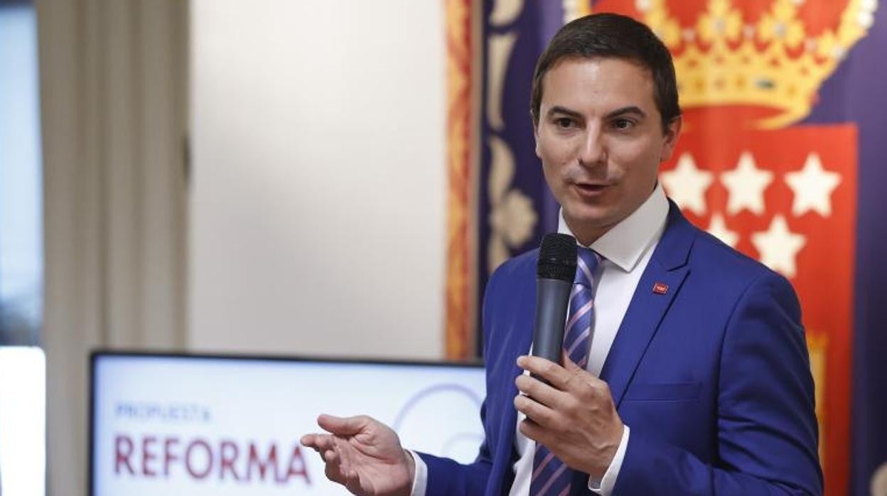 El líder socialista en Madrid, Juan Lobato, presenta su alternativa fiscal en la región