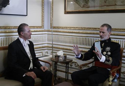 Felipe VI conversa con el nuevo embajador de México, Quirino Ordaz