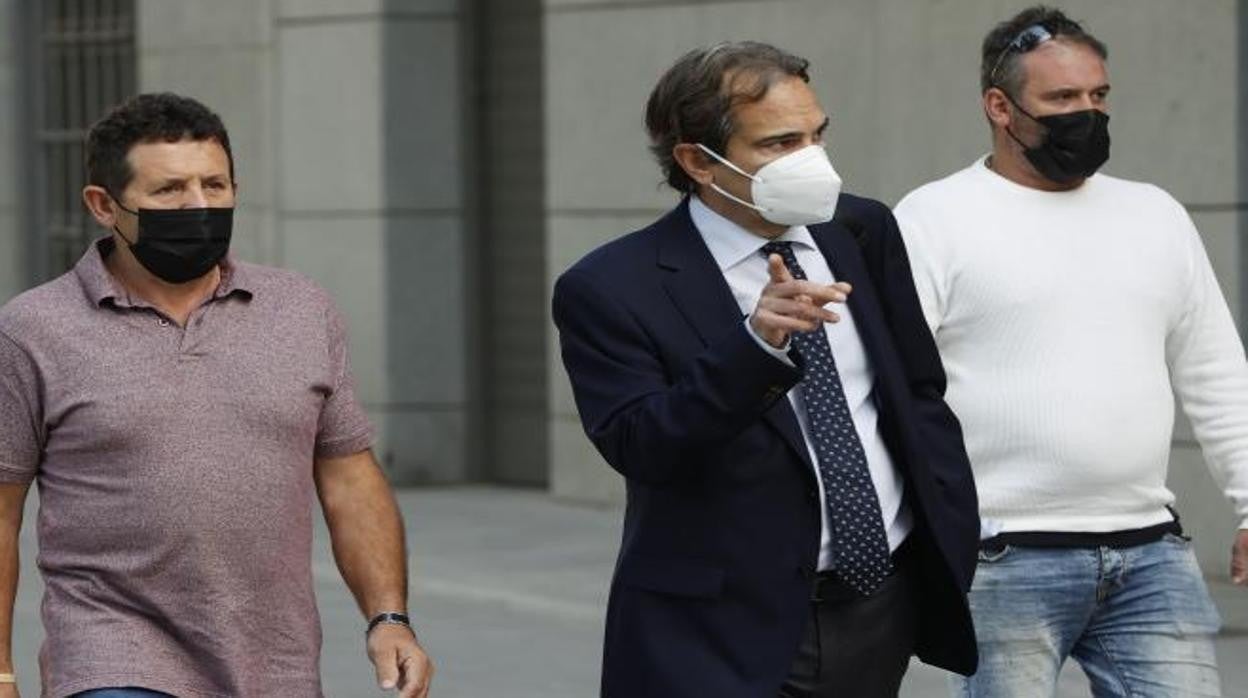 El patrón del 'Villa de Pitanxo', Juan Padín Costa, y su sobrino, Eduardo Rial Costa de camino a la Audiencia Nacional este lunes