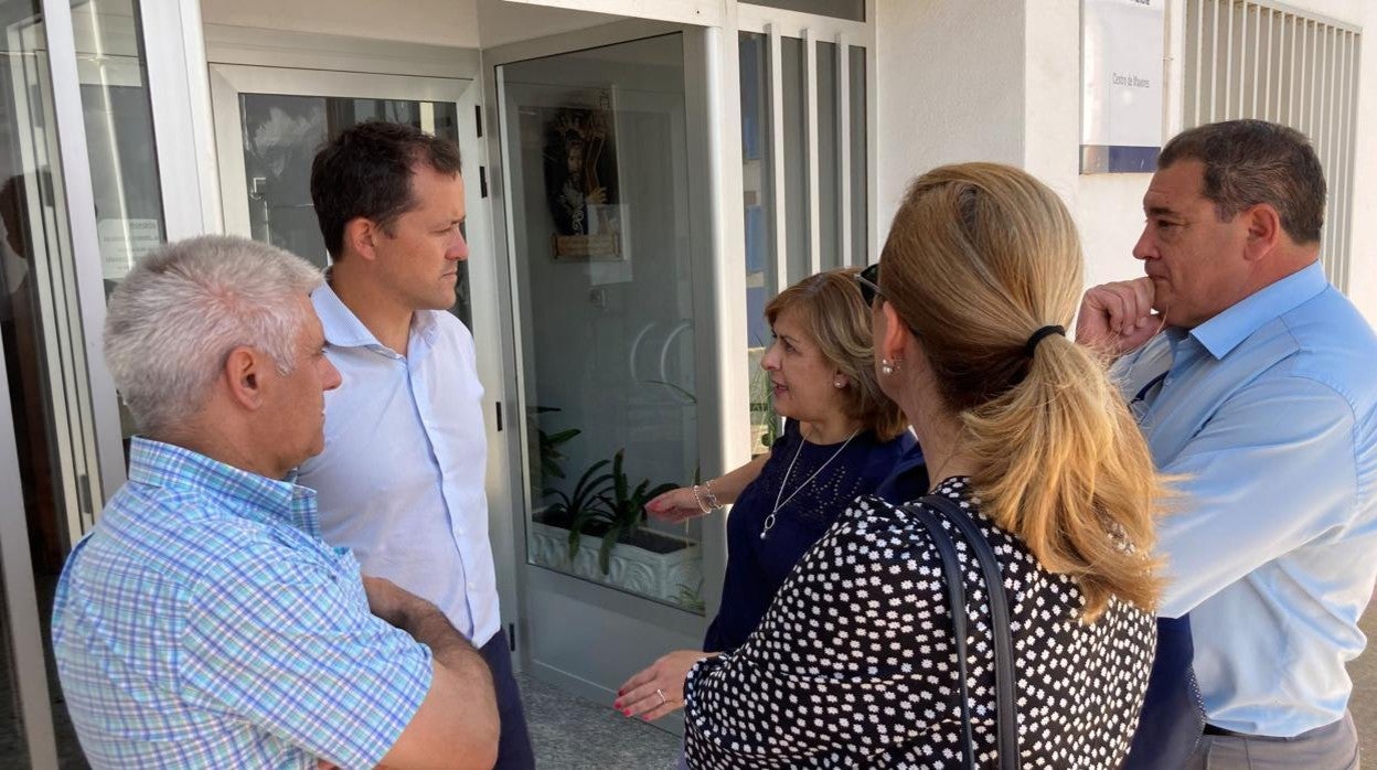 Carlos Velázquez junto al alcalde de Urda, Manuel Galán