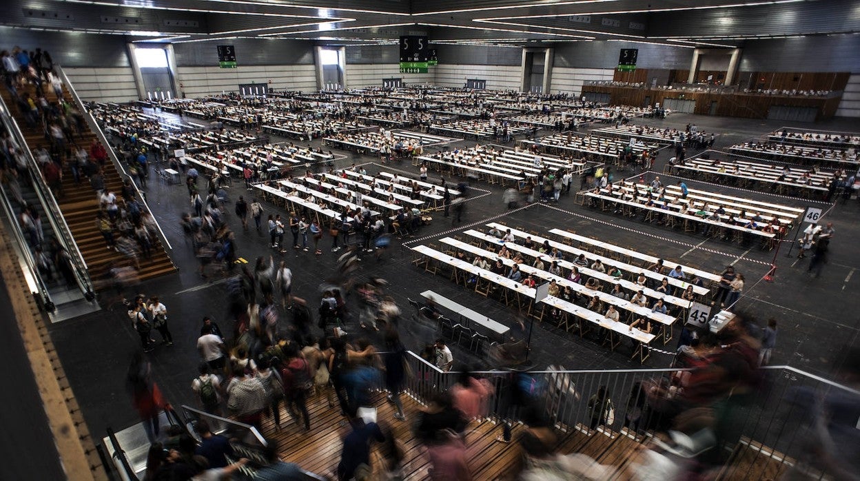 Miles de aspirantes se examinan en una de las últimas convocatorias de empleo público celebradas en el País Vasco