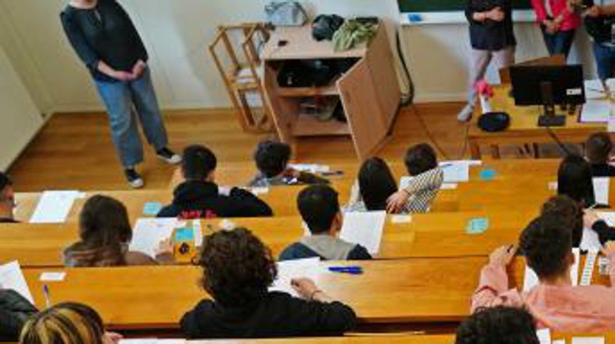 Los alumnos a punto de empezar los exámenes de la ABAU en la Facultad de Comunicación de Santiago de Compostela