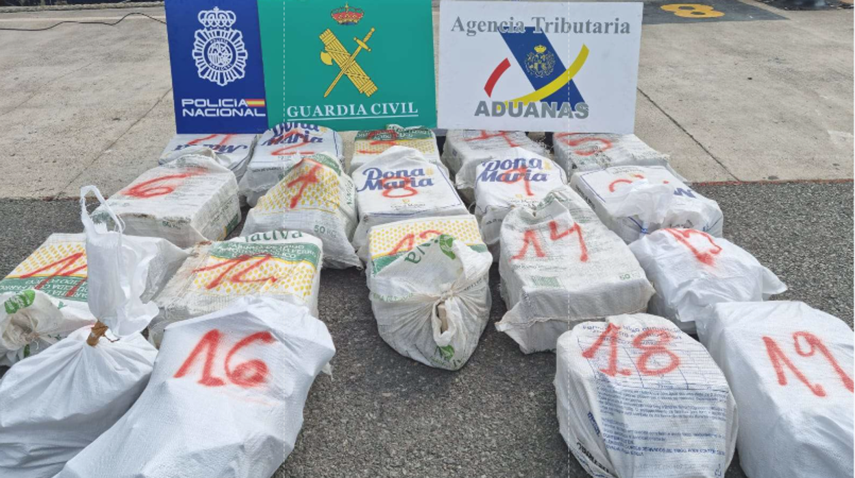 Droga incautada en un pesquero sin bandera al sur de Canarias