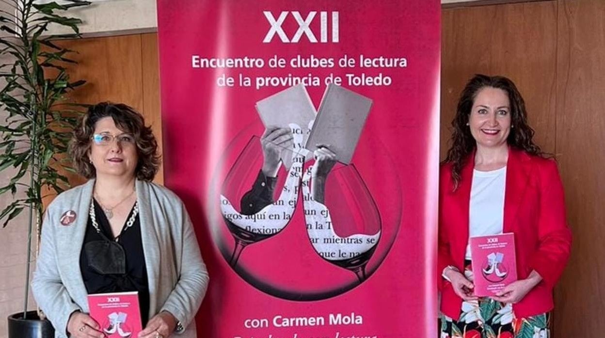 Pilar Muños, bibliotecaria de La Puebla, e Isabel Gómez-Monedero, presidenta de la Asociación el Libro de los Clubes