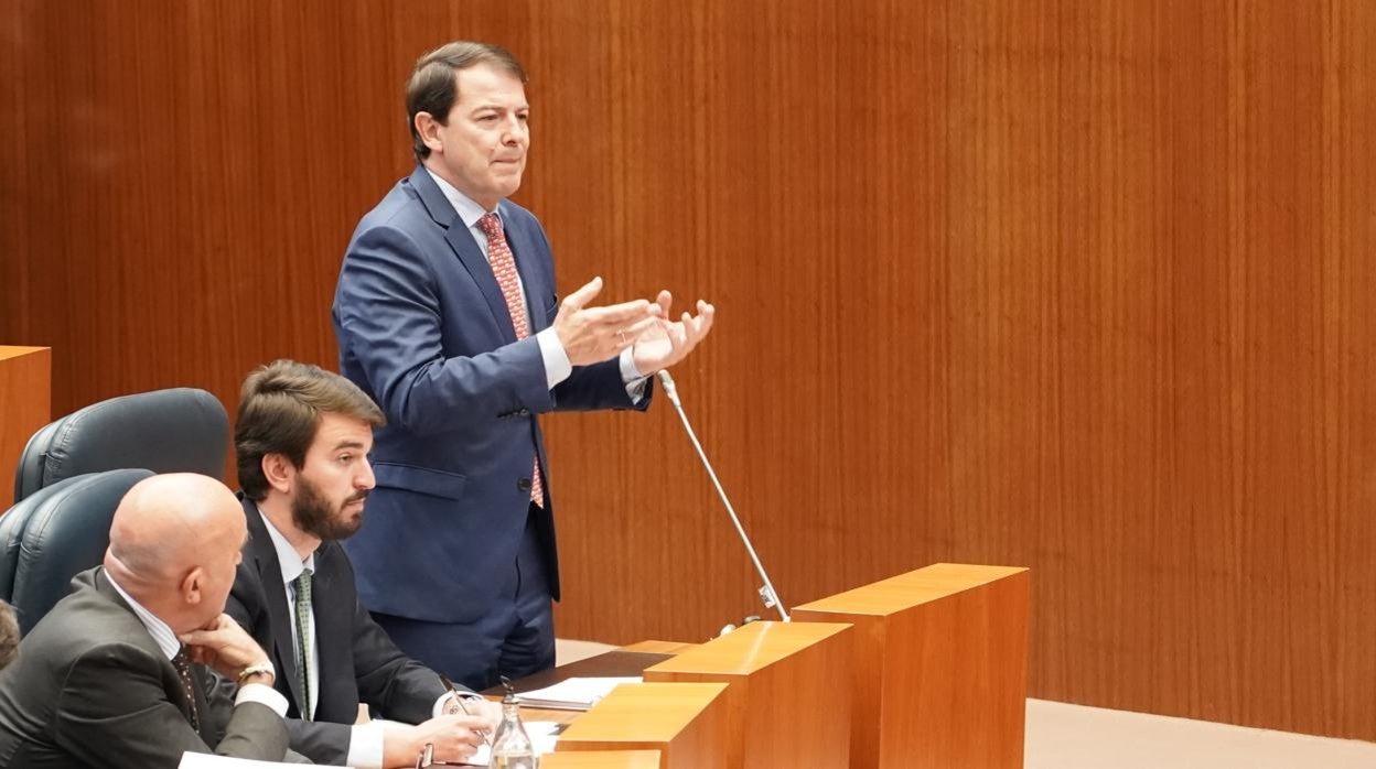 Alfonso Fernández Mañueco, durante el anterior pleno de las Cortes