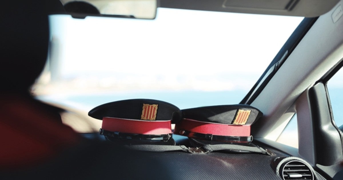 Dos gorras de dos agentes en un coche patrulla