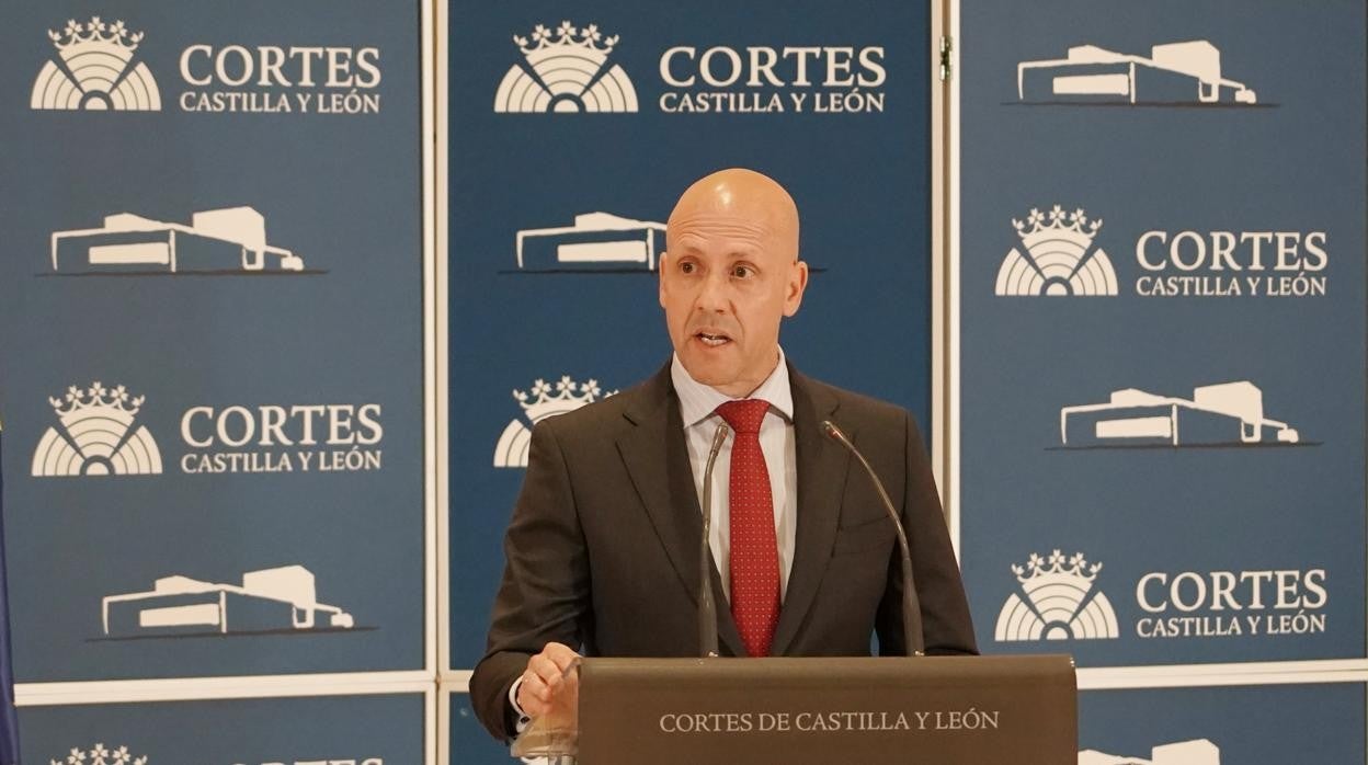 Carlos Menéndez, durante la rueda de prensa de este martes en las Cortes