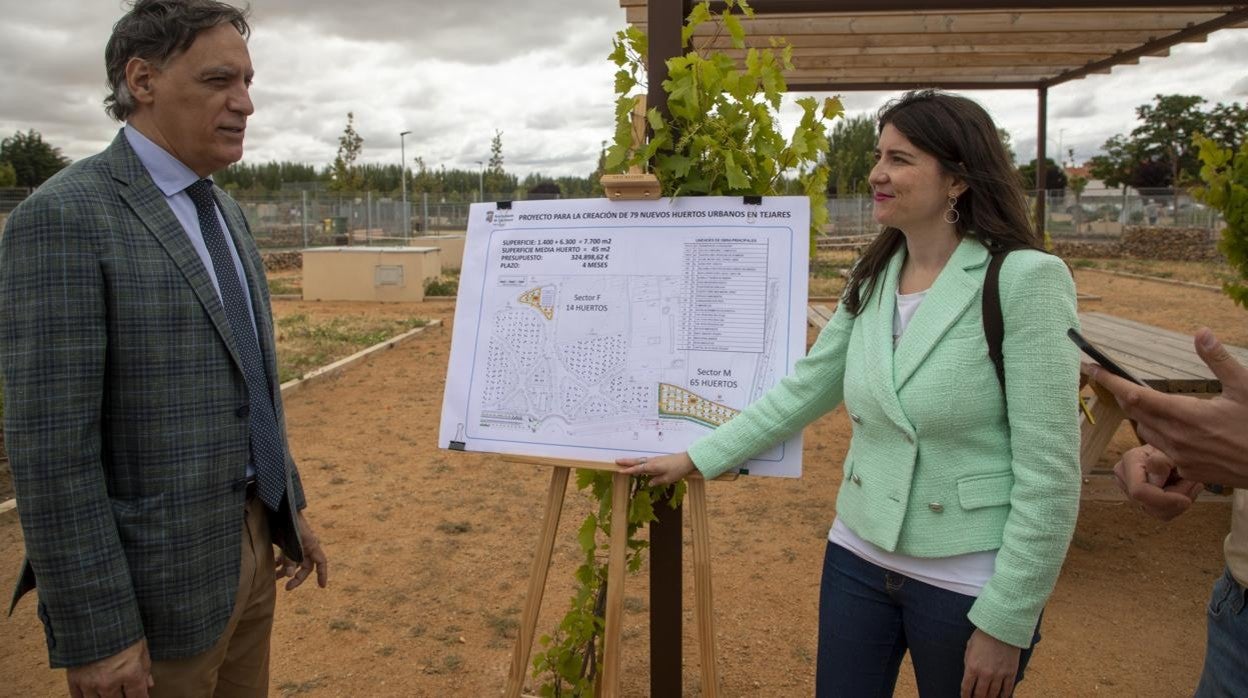 El alcalde de Salamanca, García Carbayo, junto a la conejala de medioambiente de la ciudad, Miryam Rodríguez