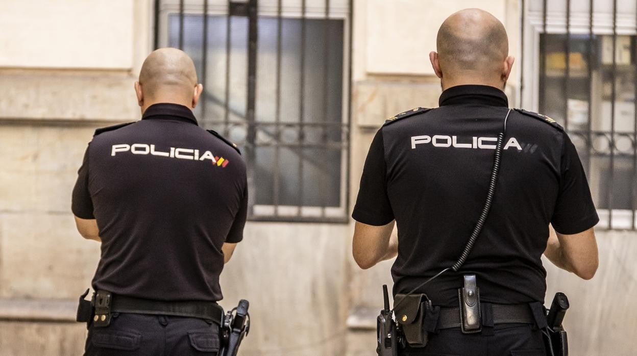 Imagen de unos agentes de la Policía Nacional tomada en la Audiencia de Alicante