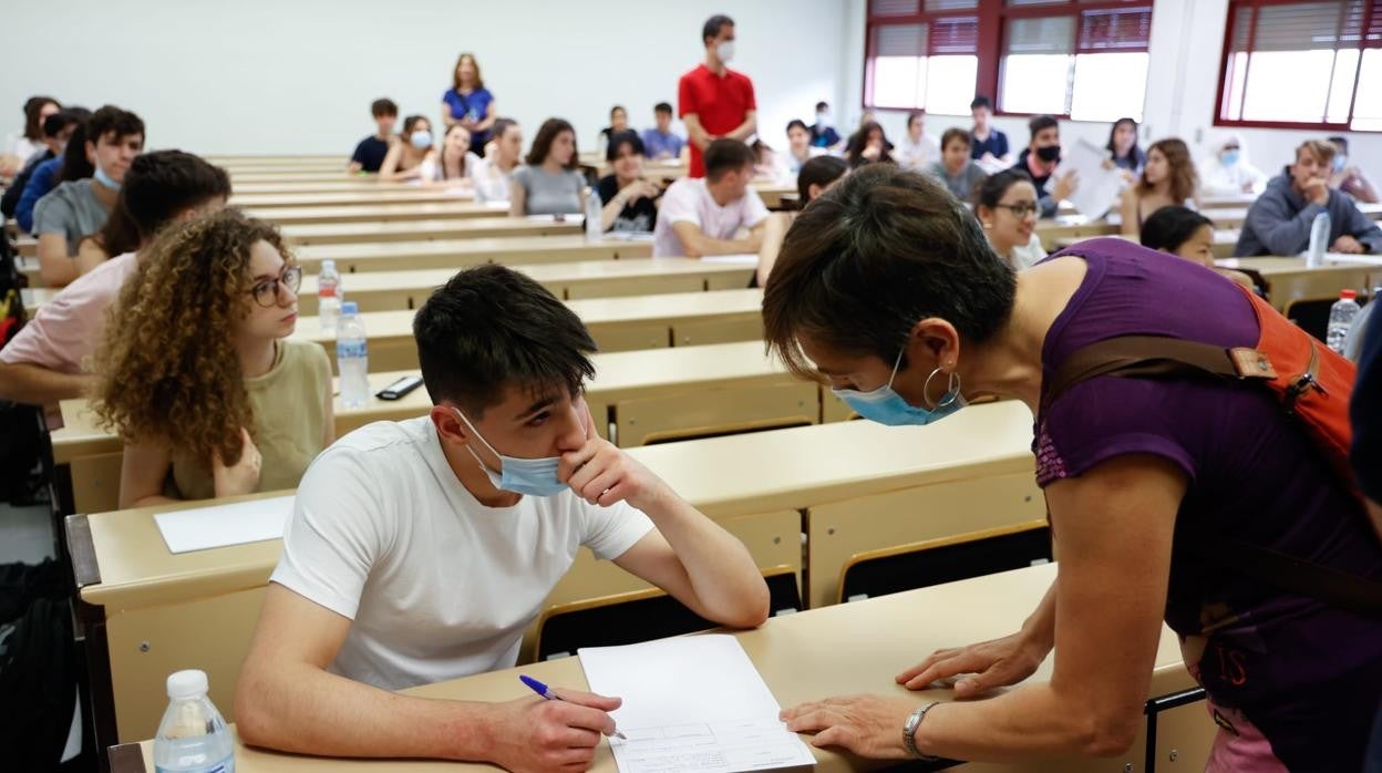 Estudiantes, en una de las aulas de la Universidad de Valladolid habilitadas para hacer la prueba