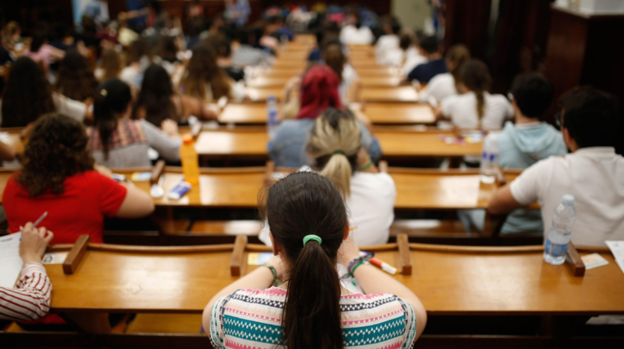 Una estudiante en la prueba de la EBAU en Canarias en ediciones anteriores