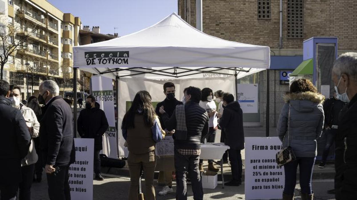 Miembros de Escuela de Todos recogen firmas, en enero de 2022, para defender el bilingüismo en todo el sistema educativo