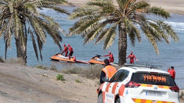 Tres adultos y un niño mueren en el naufragio de una patera en aguas de la Región de Murcia