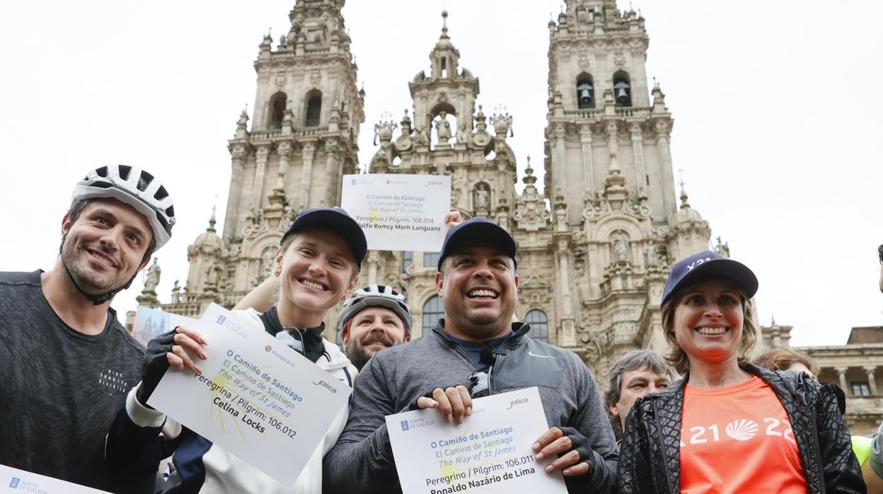 El presidente del Real Valladolid, Ronaldo Nazário posa acompañado de su novia, Celina Locks, de su equipo y de la directora de Turismo de Galicia, Nava Castro tras recibir el certificado de haber realizado el camino de Santiago