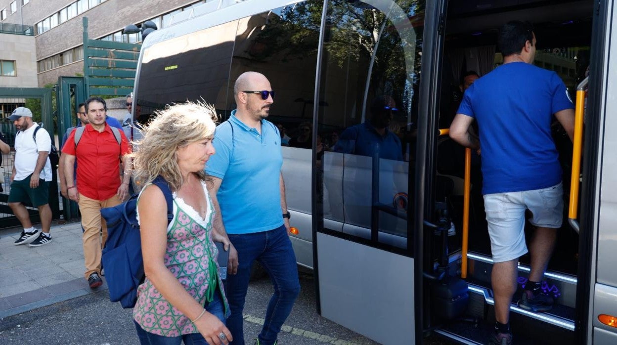 Trabajadores de Siro subiendo al bus habilitado para el traslado