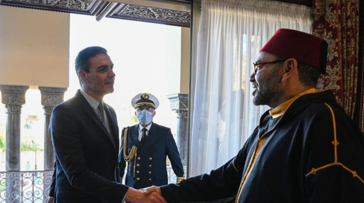 Pedro Sánchez y el rey Mohammed VI se saludan en Rabat