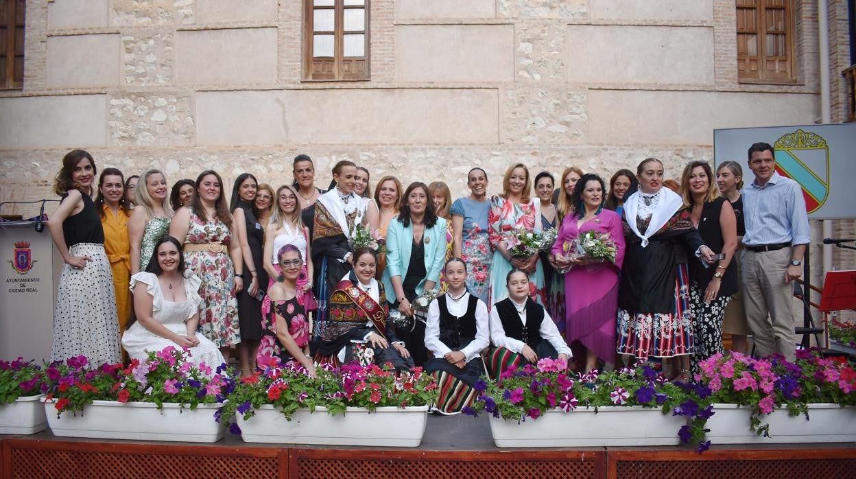 Foto de familia de todas las Dulcineas, junto a las autoridades del ayuntamiento