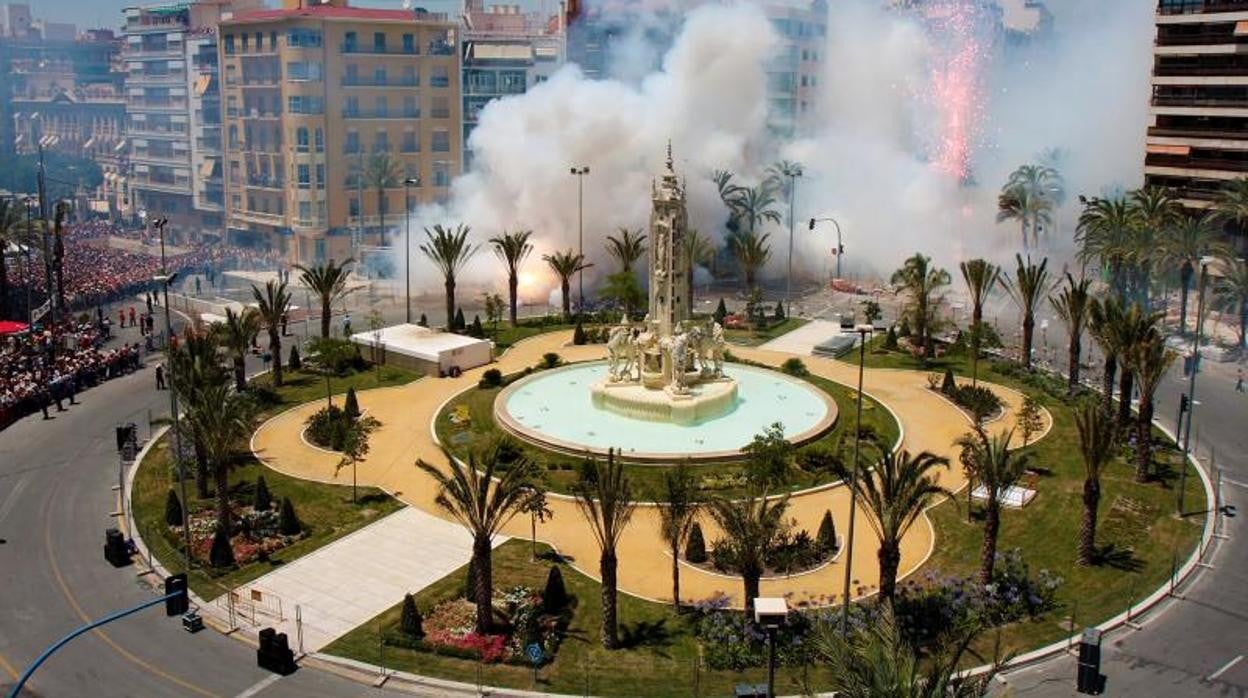 Imagen de archivo de una mascletà en la plaza de los Luceros en las Hogueras de Alicante