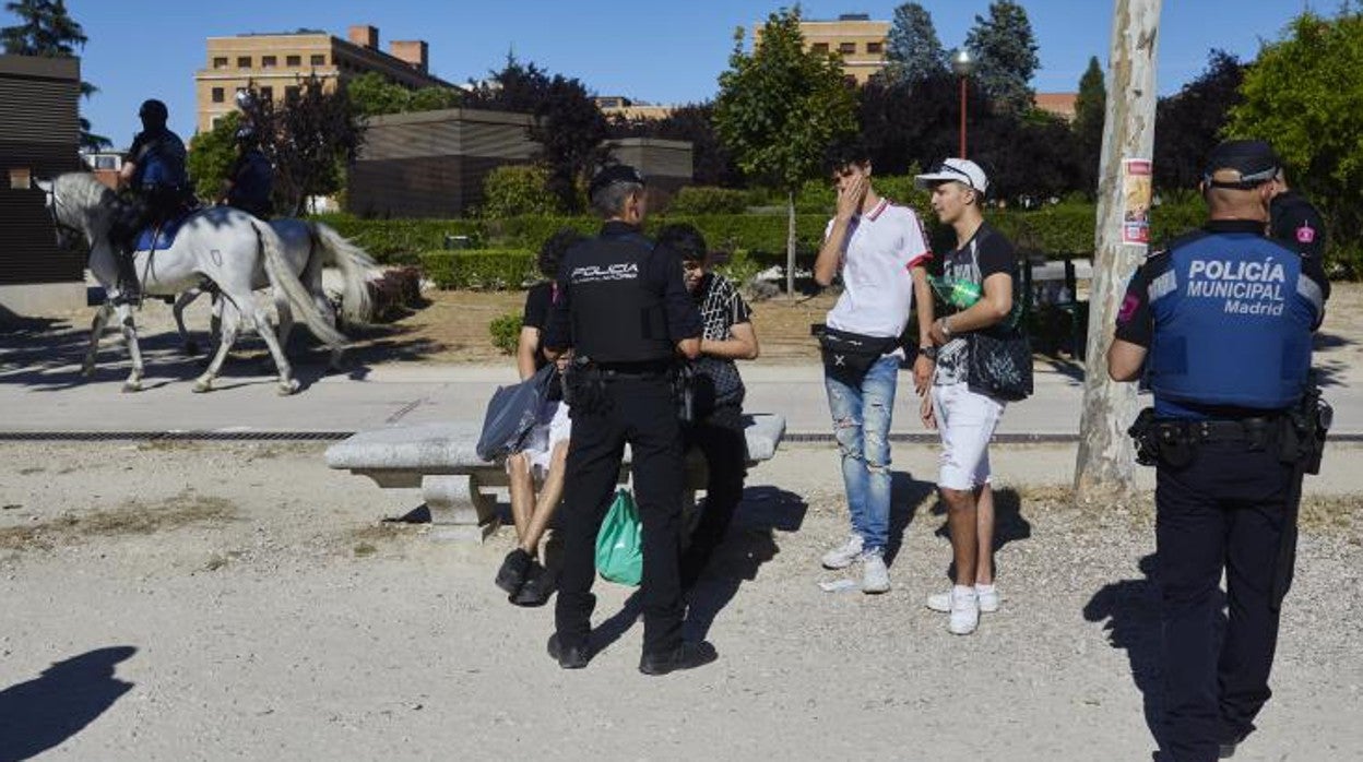 Policías municipales controlan a los estudiantes que celebran el final de la EvAU