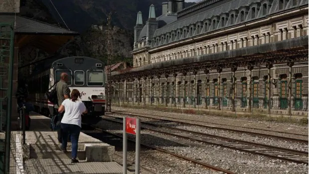 Cuatro millones de euros en traviesas para rehacer el histórico tren de Canfranc