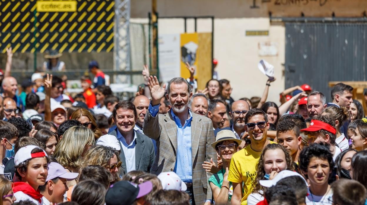 El actual jefe del Estado, Felipe VI, junto al presidente de la Junta, Alfonso Fernández Mañueco, saludan a los escolares