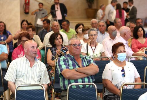 Numerosos participantes en la asamblea, muchos de ellos agricultores