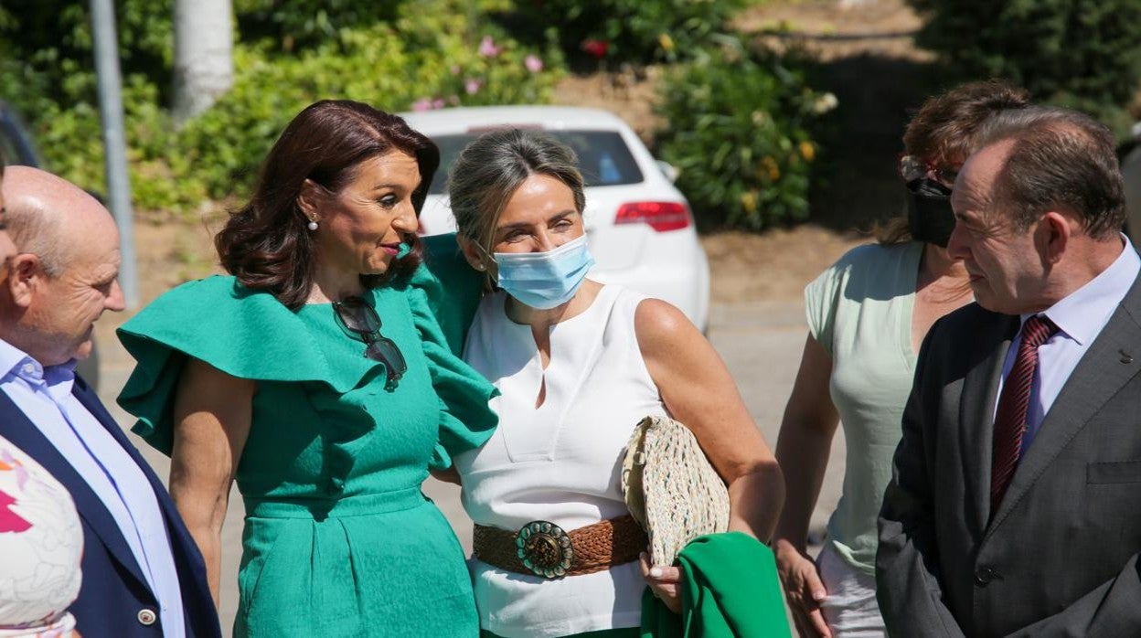 Blanca Corroto y Milagros Tolón se abrazan a la entrada de la asamblea general de Asaja en Toledo