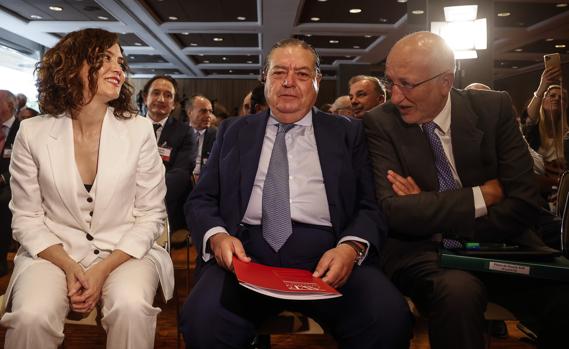 Imagen de la presidenta de la Comunidad de Madrid, Isabel Díaz Ayuso, junto a los empresarios Vicente Boluda y Juan Roig este viernes en Valencia