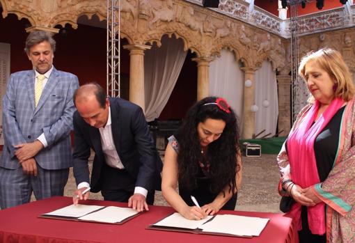 Alberto Rojo y Concha Carlavilla durante la firma del convenio