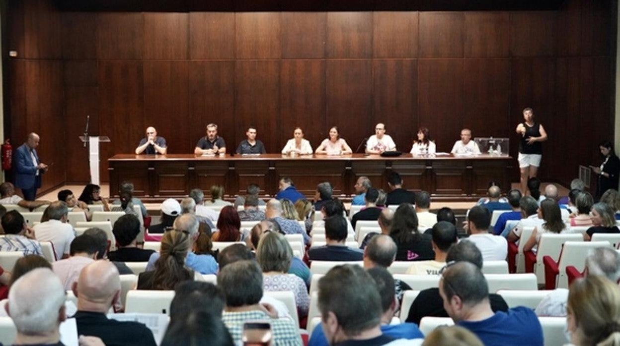 Los trabajadores de Siro en Venta de Baños asisten a la asamblea en la que la ministra ha presentado los detalles del preacuerdo