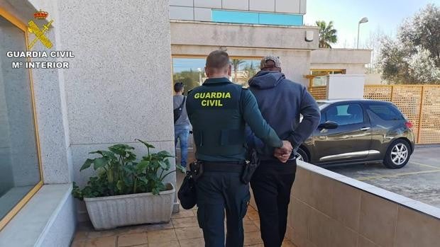 Detienen en Calpe a un delincuente especializado en el robo a personas mayores a la salida del banco