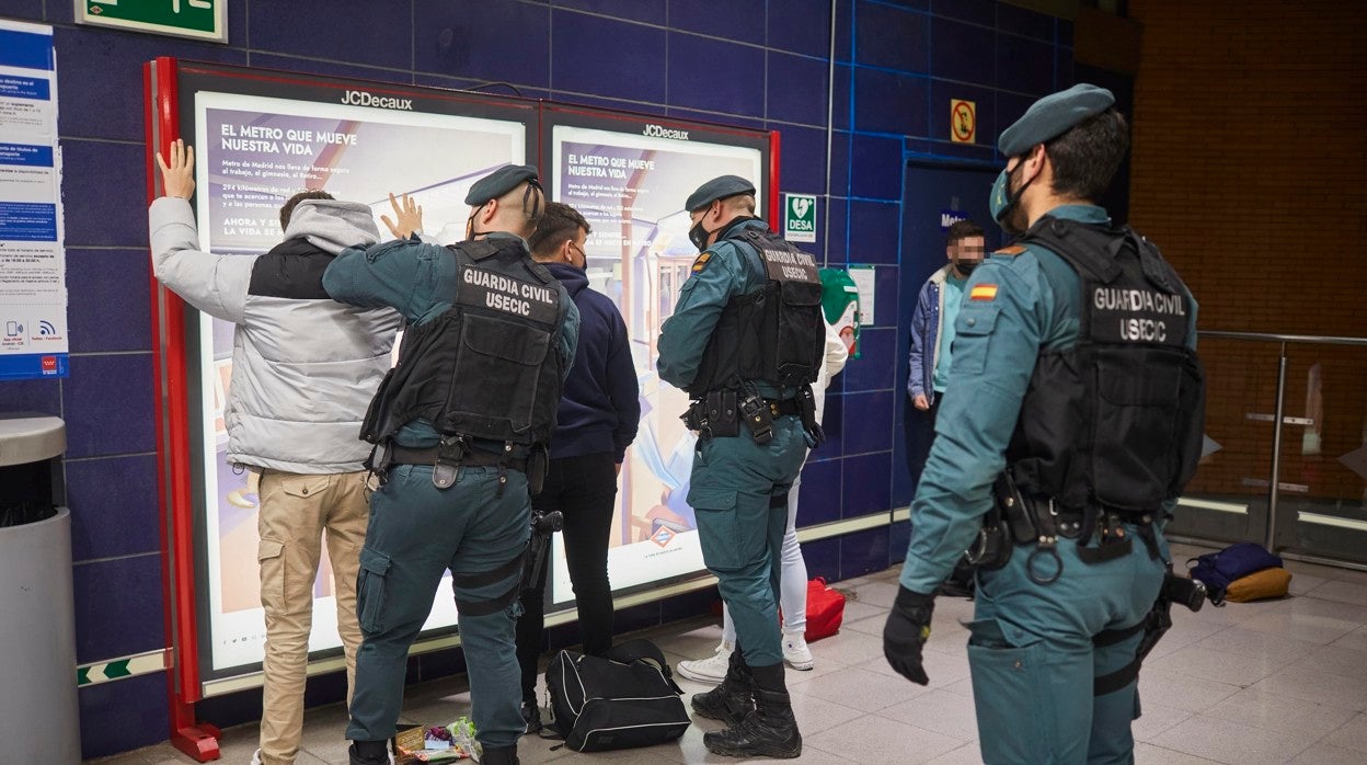 Control de la Guardia Civil frente a las bandas latinas en Arganda del Rey, Madrid