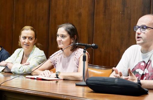 La ministra Reyes Maroto en la asamblea de Venta de Baños (Palencia)