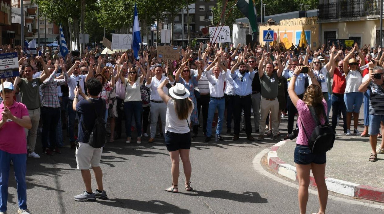 Cientos de ciudadanos alzan las manos en Talavera durante la concentración