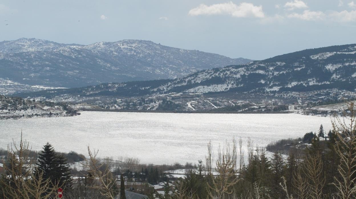 Imagen de archivo del pueblo de Navacerrada y su embalse