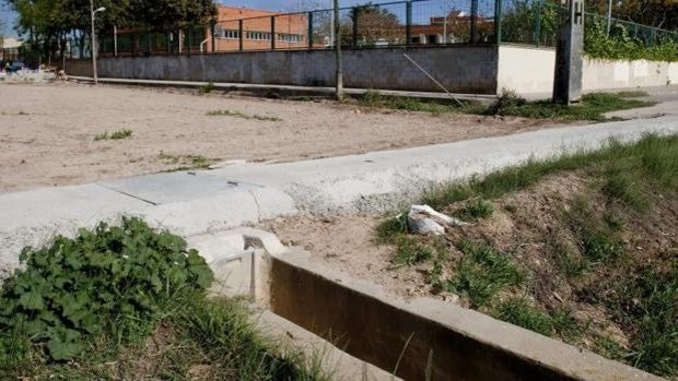 Buscan los restos de un cadáver después de hallar un cráneo en una acequia de Valencia