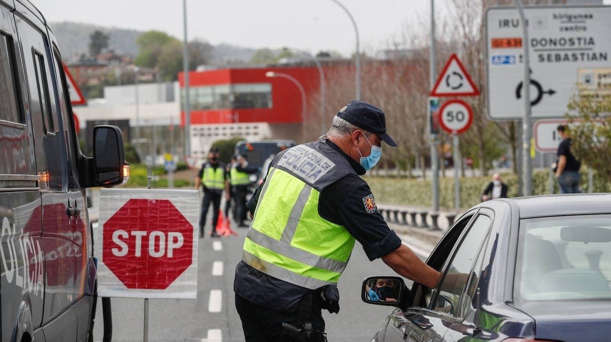 Agentes de la Policía Nacional realizan un control en el paso fronterizo del puente de Santiago en la localidad guipuzcoana de Irún