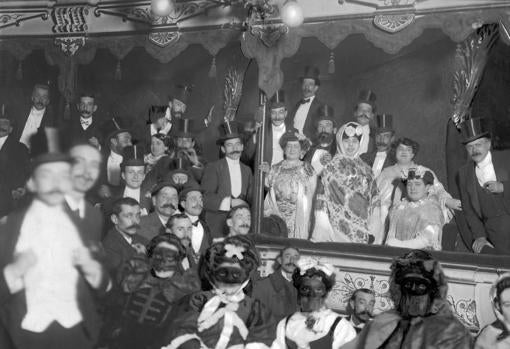 Baile de carnaval del Círculo de Bellas Artes, en el Teatro Real, en 1906