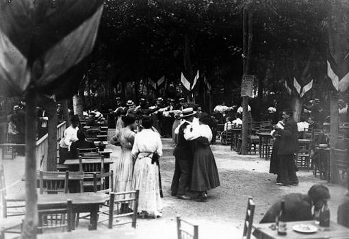 Madrileños en un baile popular en La Bombilla, en 1919