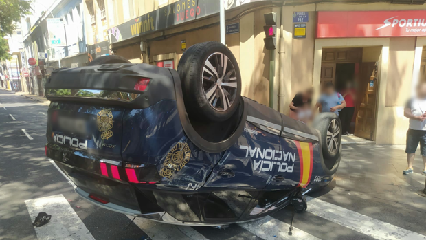 Embistió e hizo volcar a un coche de la Policía Nacional en Tenerife mientras conducía sin carné