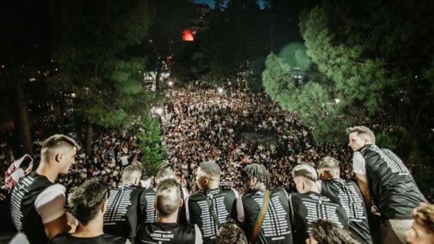 Decenas de miles de personas se echan a la calle para abrazar a los héroes del ascenso del Albacete Balompié