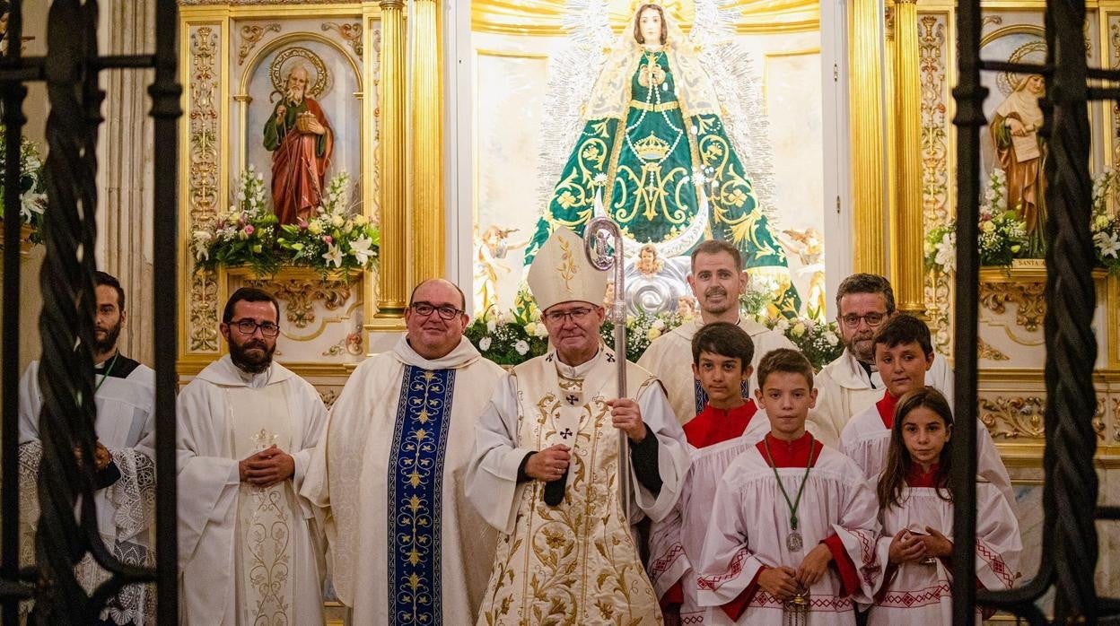 El arzobispo tras la bención del retablo