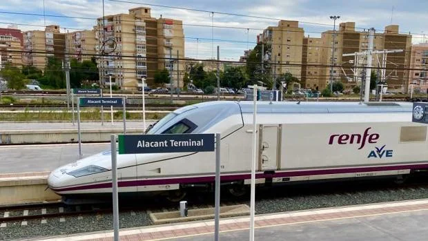 Los empresarios esperan que la venta de billetes del AVE Madrid-Alicante se desbloquee esta semana