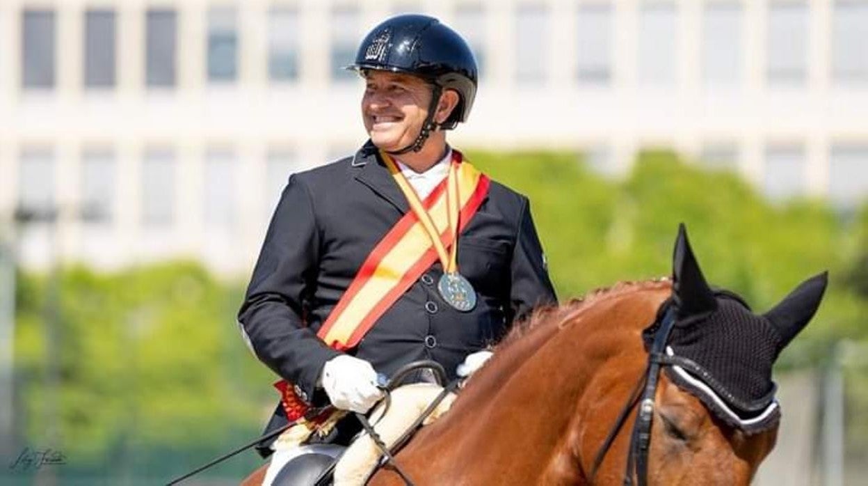 Félix Gómez, el pasado fin de semana tras proclamarse campeón de España de doma clásica en grado 2 con su caballo Merlín