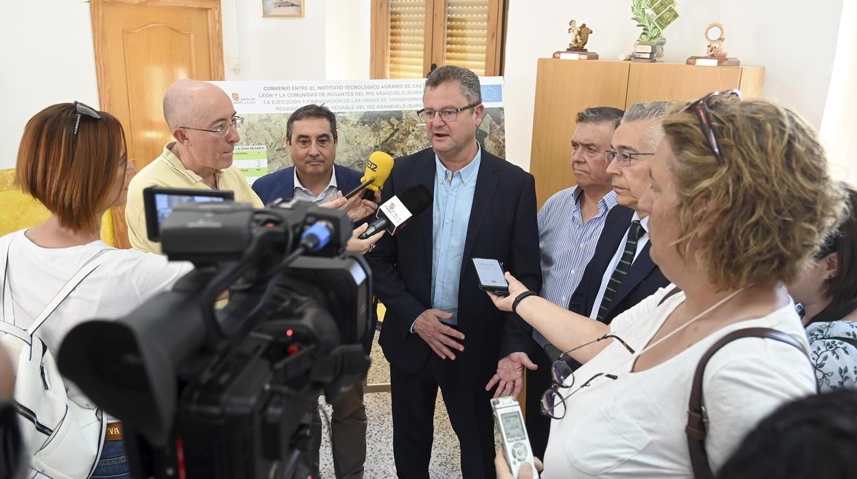 Gerardo Dueñas atiende a los medios, en una reciente imagen de archivo