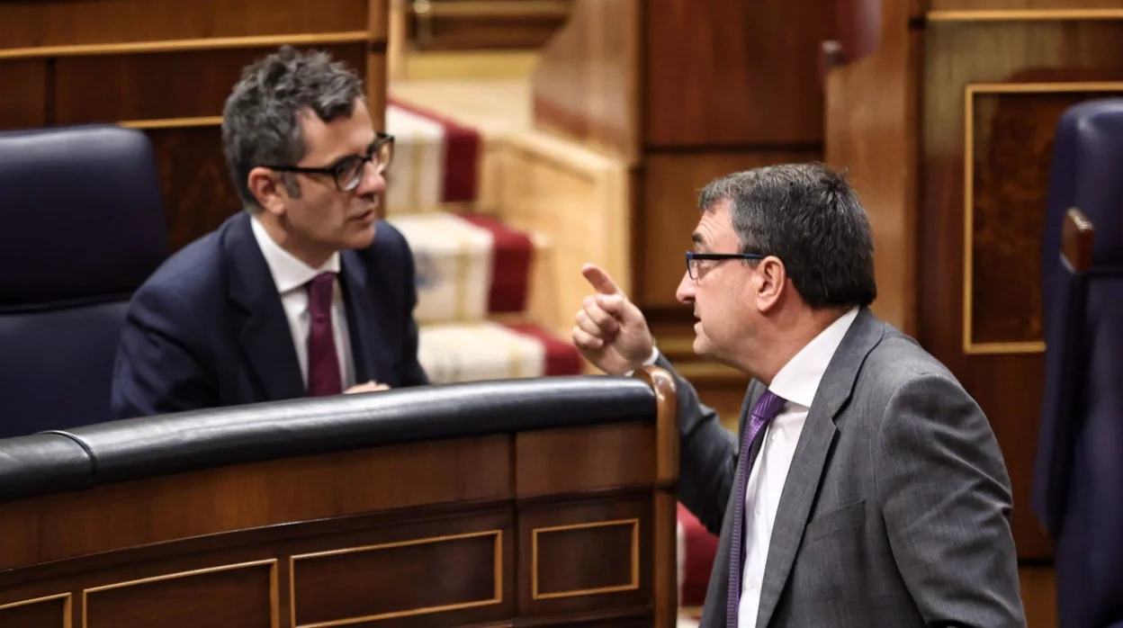 El portavoz del PNV en el Congreso, Aitor Esteban, conversa con el ministro Félix Bolaños