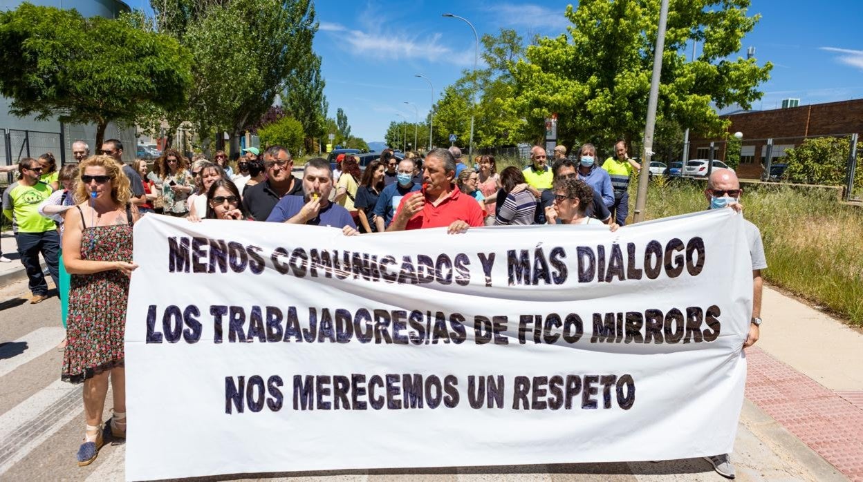 Protesta de trabajadores de Fico Mirrors ante la empresa, el pasado sábado