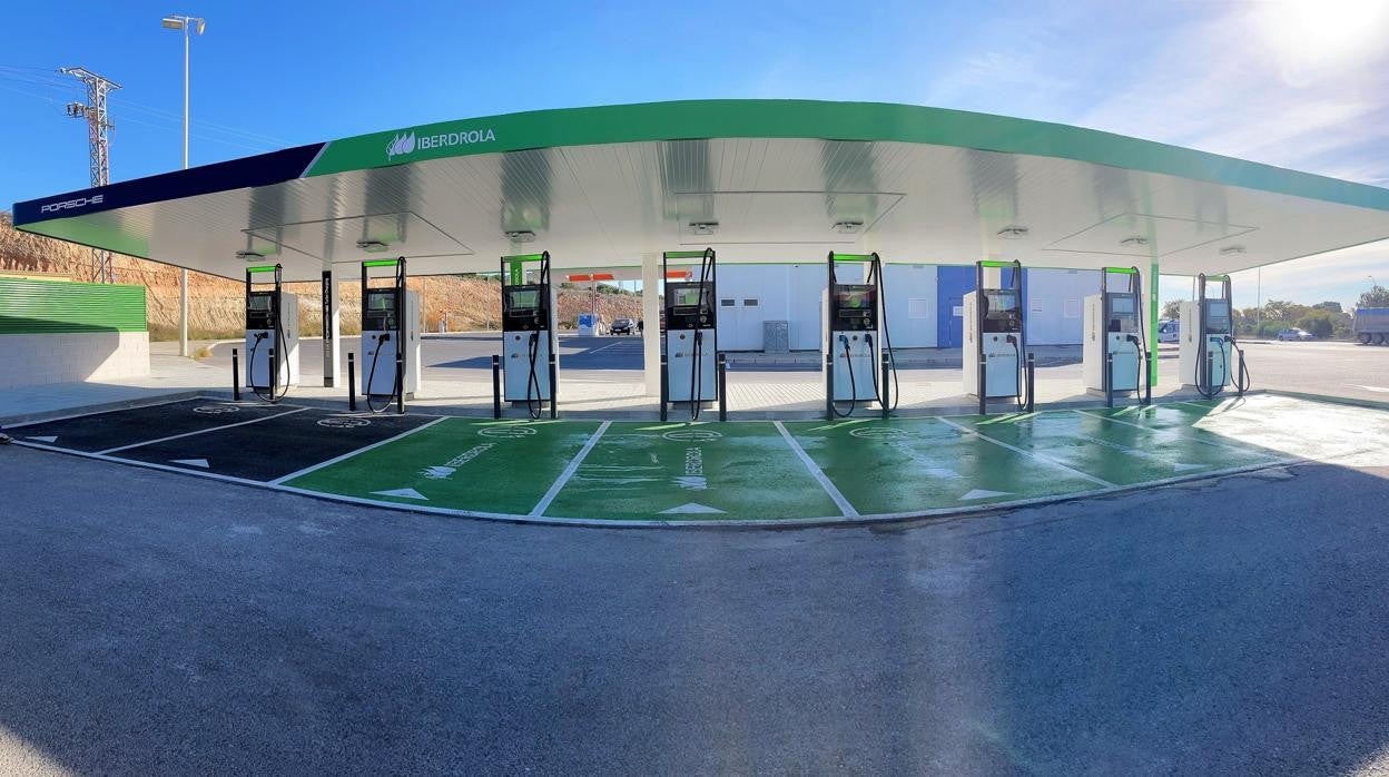 Estación de recarga ultrarrápida de Iberdrola en Elche